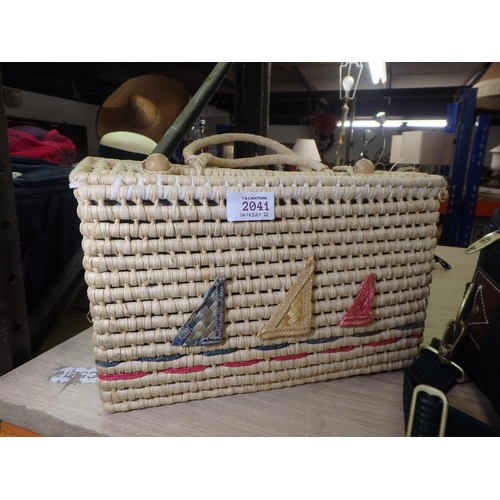 2041 - SMALL PICNIC HAMPER/CASE