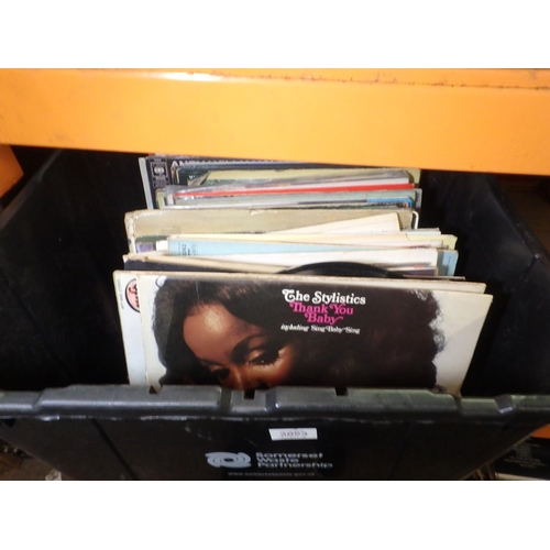 2053 - TUB OF RECORDS/LPS