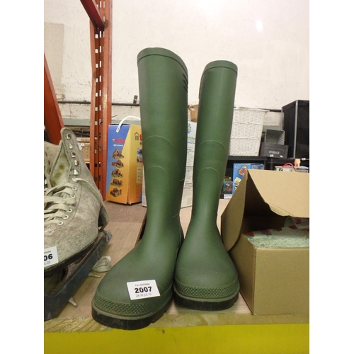 2007 - PAIR OF SIZE 9 WELLINGTON BOOTS