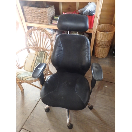 588 - COMFORTABLE OFFICE CHAIR