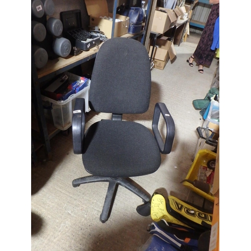 590 - OFFICE CHAIR