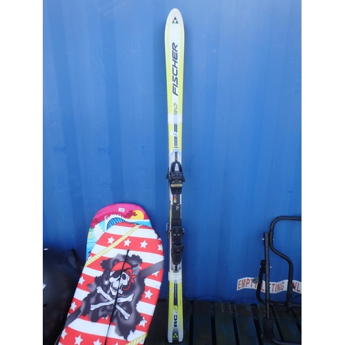 146 - FISCHER RC4 SNOW SKIS