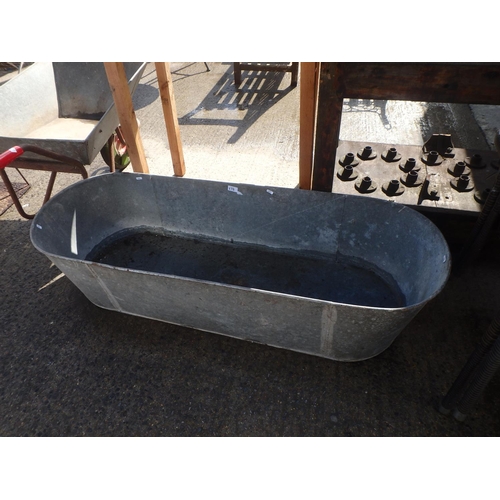 175 - LARGE VINTAGE GALVANISED TIN BATH