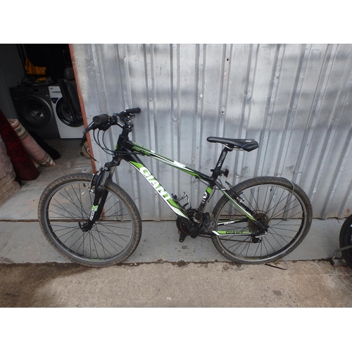 22 - GIANT MENS MOUNTAIN BIKE