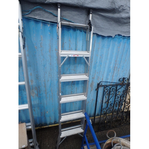 277 - EXTENDABLE STEP LADDER