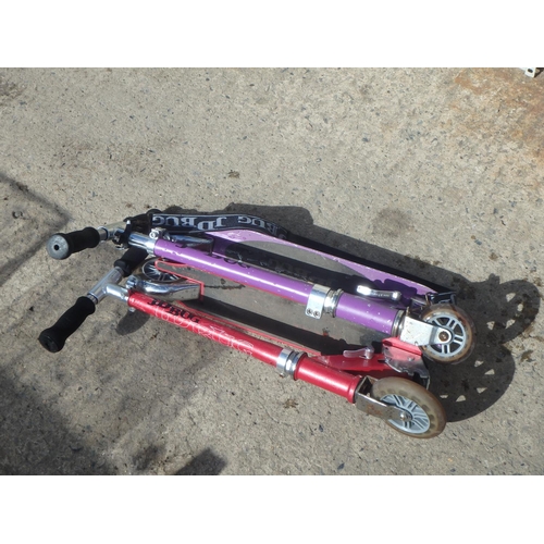 39 - 2 CHILDS JDBUG SCOOTERS