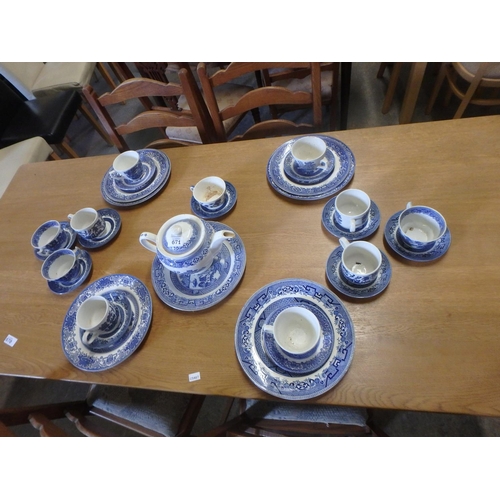 671 - COLLECTION OF BLUE & WHITE TABLEWARE INCLUDING WILLOW PATTERN