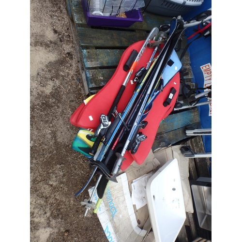 132 - SELECTION OF OUTDOOR ITEMS INCLUDING BODY BOARDS AND SKIS