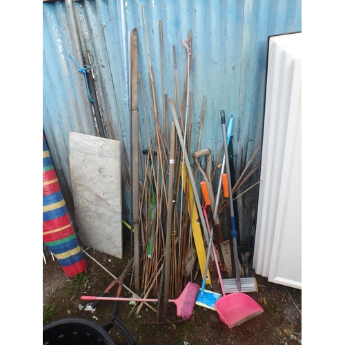 196 - SELECTION OF GARDEN TOOLS ETC