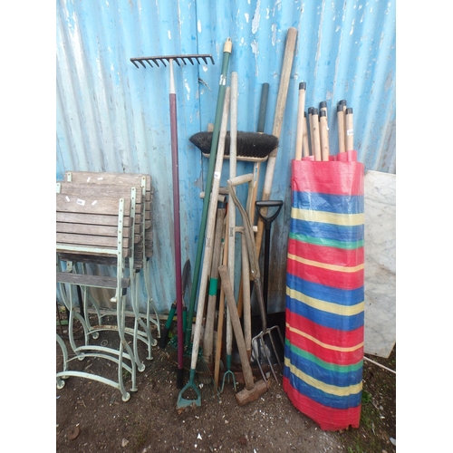 199 - SELECTION OF GARDEN TOOLS