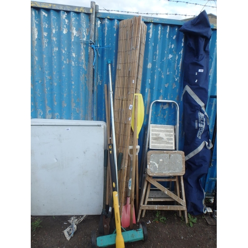 208 - SMALL SELECTION OF GARDEN TOOLS