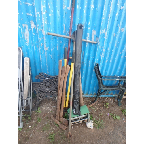 213 - SELECTION OF GARDEN TOOLS