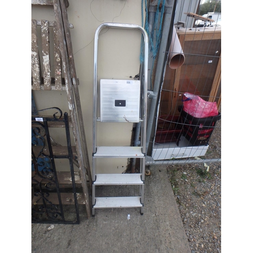 325 - ALUMINIUM STEP LADDER