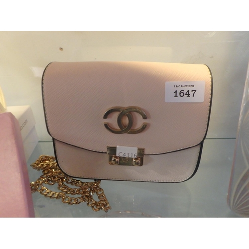 1647 - BLUSH/CREAM HANDBAG WITH GOLD COLOURED CHAIN