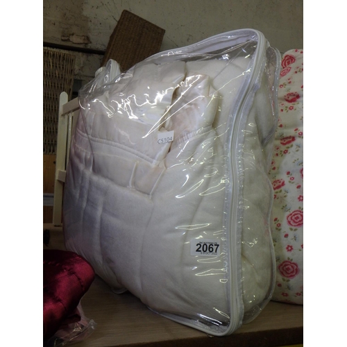 WHITE FLEECE THROW BLANKET IN BAG
