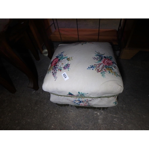 604 - DECORATIVE FOOTSTOOL ON WHEELS