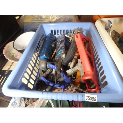 2060 - TRAY OF GARAGE TOOLS