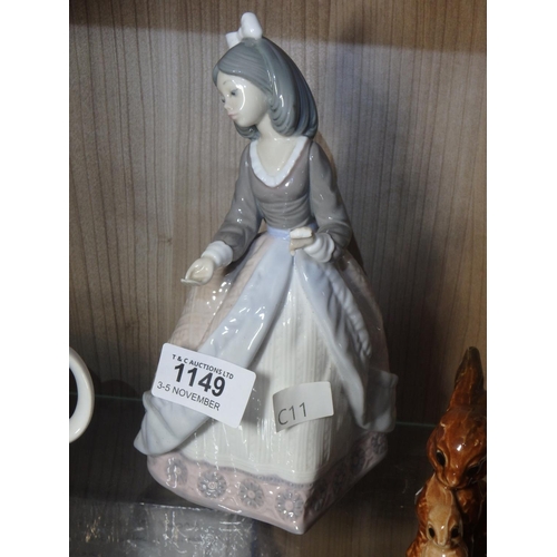 1149 - LLADRO LADY (DAMEGE TO HAND)