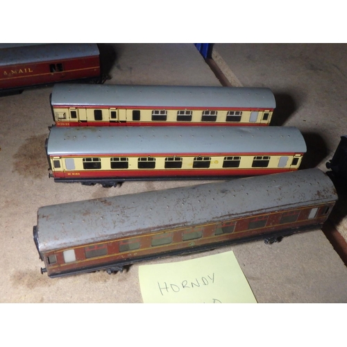 1210 - 3 HORNBY DUBLO CARRIAGES