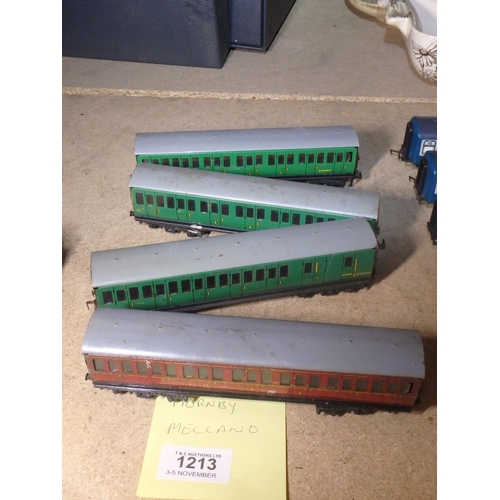 1213 - 4 METAL HORBY MECCANO CARRIAGES