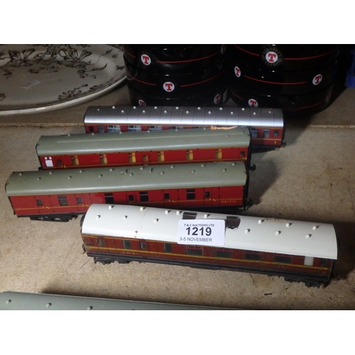 1219 - 4 HORNBY DUBLO CARRIAGES