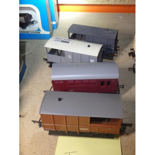 1224 - 4 TRIANG TRAIN WAGONS