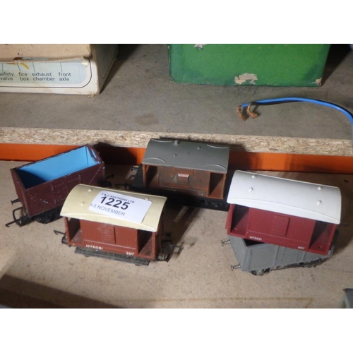 1225 - 4 TRIANG TRAIN WAGONS