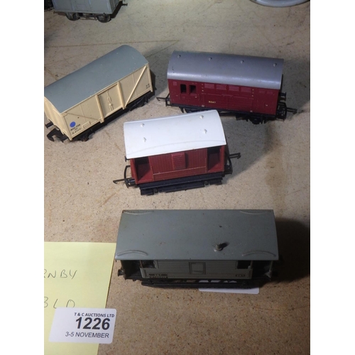 1226 - 4 HORNBY DUBLO TRAIN WAGONS