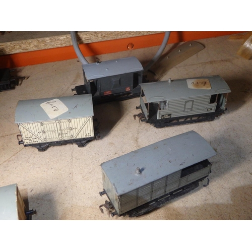 1227 - 4 HORNBY DUBLO TRAIN WAGONS