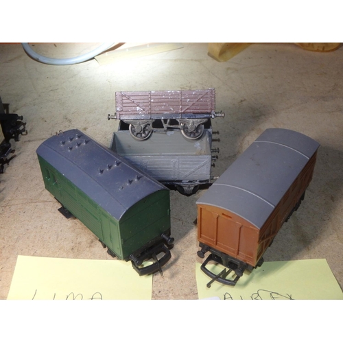 1228 - 3 GRAHAM FARISH WAGONS -1 LIMA ITALY AND 1 TRIANG TRAIN WAGON