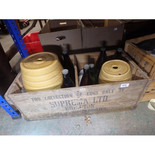 1519 - WOODEN BOX WITH BRISTOL UNITED BOTTLES AND CERAMIC KEGS