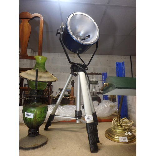 1523 - STAGE LAMP ON TRIPOD