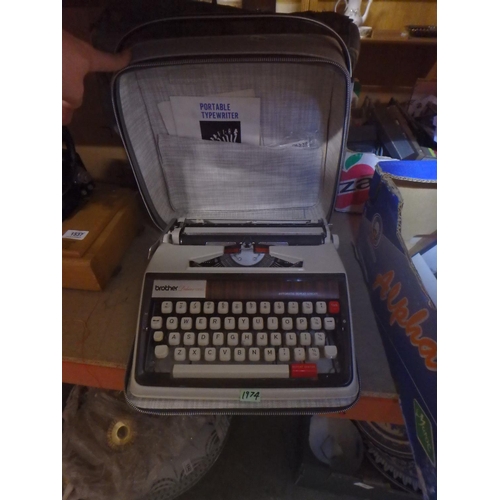 1538 - BROTHER DELUX MANUAL TYPEWRITER