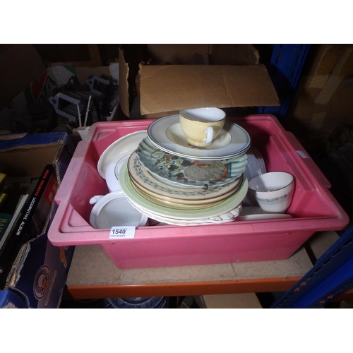 1540 - TRAY OF VINTAGE POTTERY INCLUDING ROYAL WORCESTER