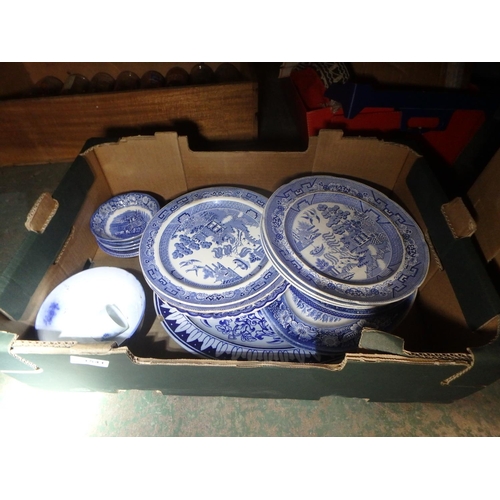 1541 - WEDGEWOOD PLATES - MOSTLY WILLOW PATTERN