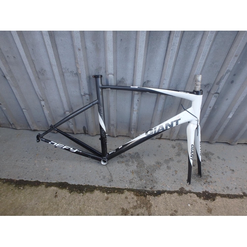 22 - GIANT DEFY RACING BIKE  FRAME