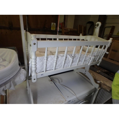 691 - WHITE ROCKING MOSES BASKET