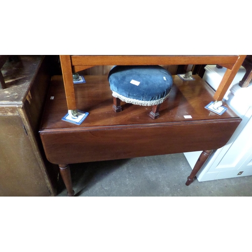 1829 - FLUTED LEG DROP LEAF TABLE