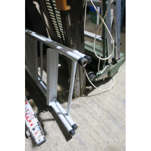 2073 - METAL STEP LADDER