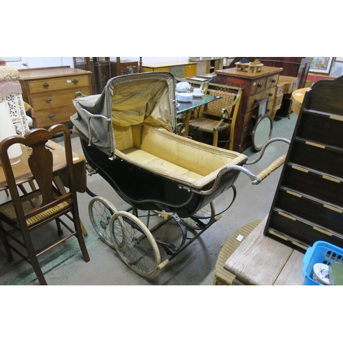 1120 - VINTAGE SWAN PRAM