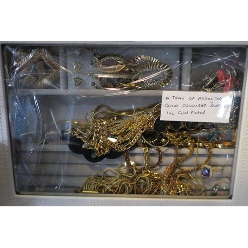 1479 - TRAY OF ASSORTED GOLD COLOURED JEWELLERY INCLUDING GOLD PLATED