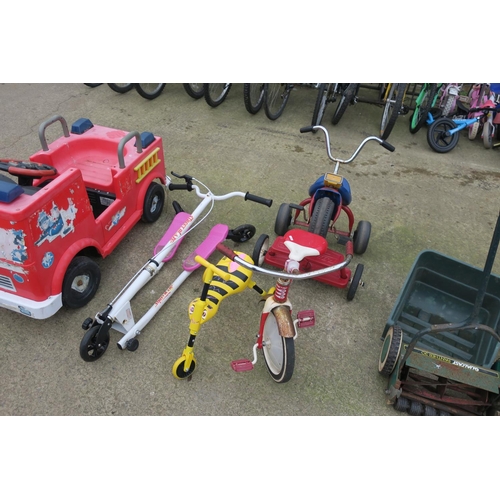 41 - 4 CHILDRENS TRICYCLES AND STREETBLAZE SCOOTER