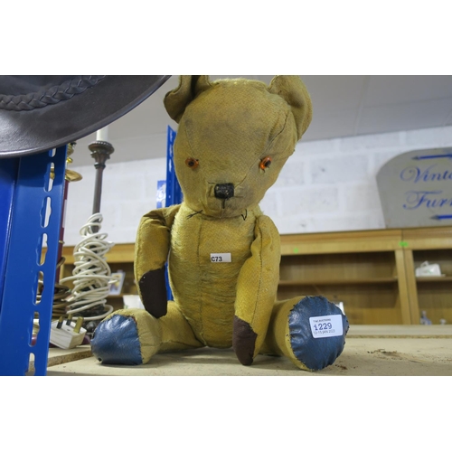 1229 - A VINTAGE TEDDY BEAR WITH ARTICUALTED LIMBS AND A NICE FACE :-)