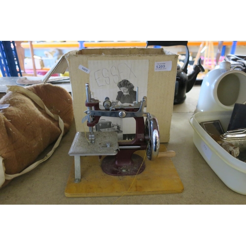 1269 - MINI SEWING MACHINE - CUTE!