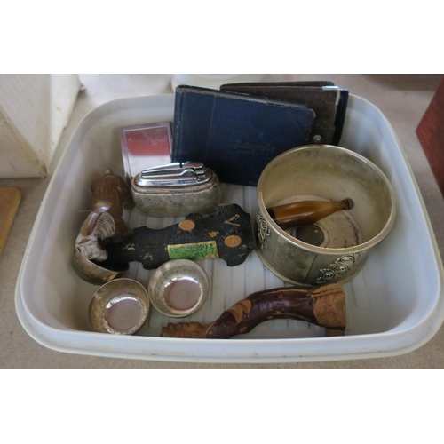 1271 - A SMALL BOX OF VINTAGE COLLECTIBLES