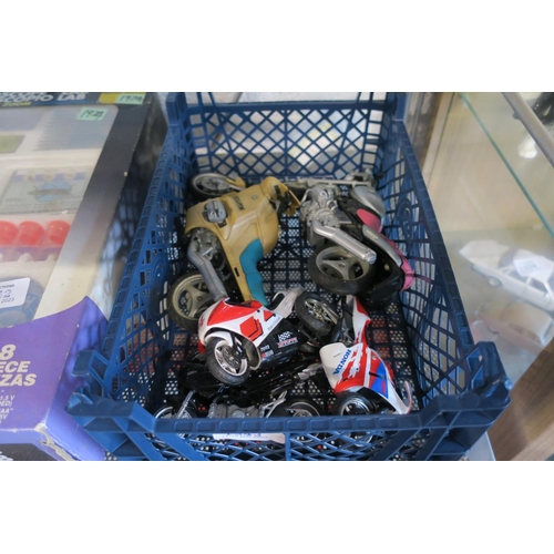 1343 - A SMALL CRATE OF MOTORBIKE FIGURINES