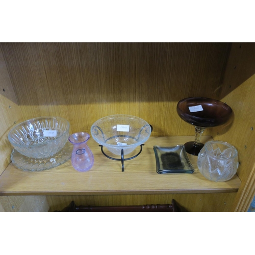 1350 - A SHELF OF VARIOUS STUDIO GLASS