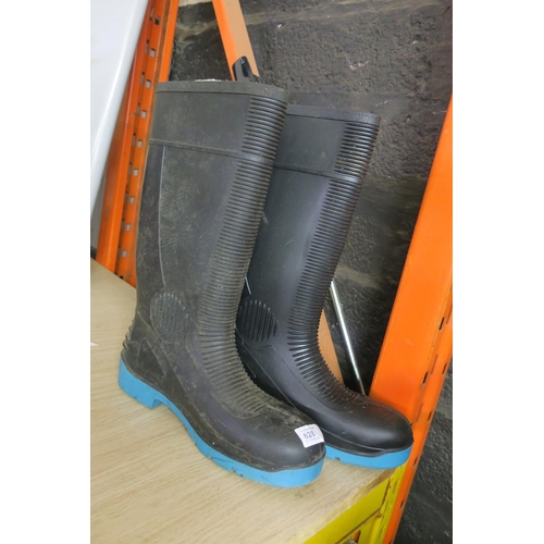 628 - PAIR OF OXBRAND SAFETY BOOTS, SIZE 10