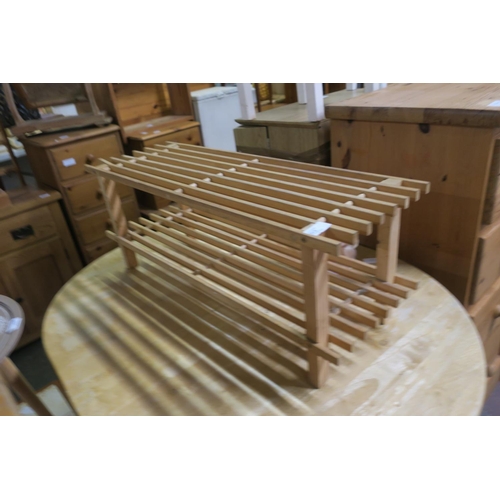 915 - TABLE AND SHOE RACK