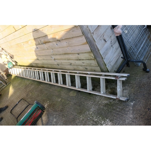 13 - DOUBLE EXTENSION ALUMINIUM LADDER